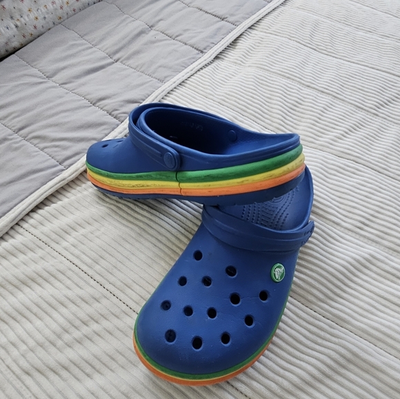 Crocs womens Blue w rainbow stripe bottom.  Size 9 W 7M - Picture 3 of 8